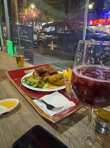 Picaderas y sangría servidas en una mesa de La Barra