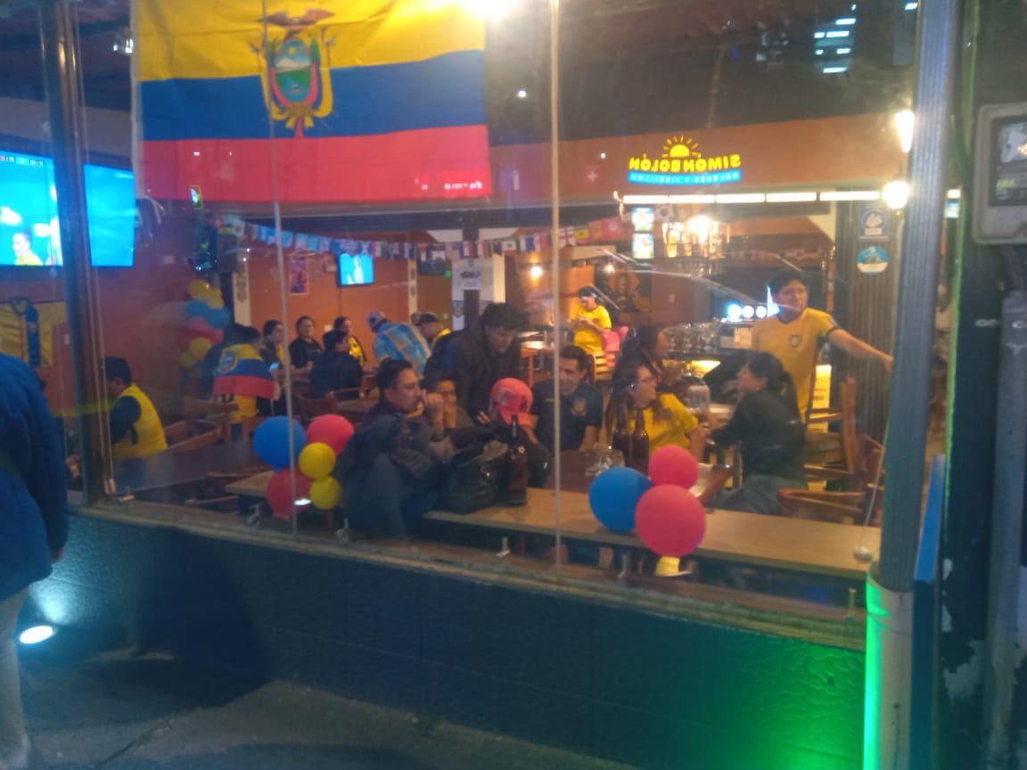 Hinchas de Ecuador celebrando un partido en La Barra