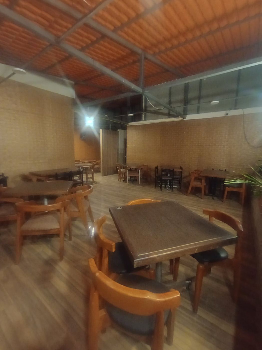 Salón 3 en la planta alta, con mesas de madera